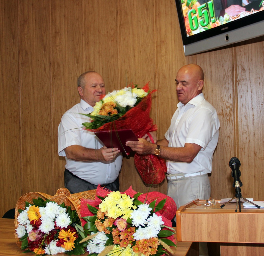 Глава Сальского района А.Н. Кашин поздравляет Игнатенко И.И..JPG
